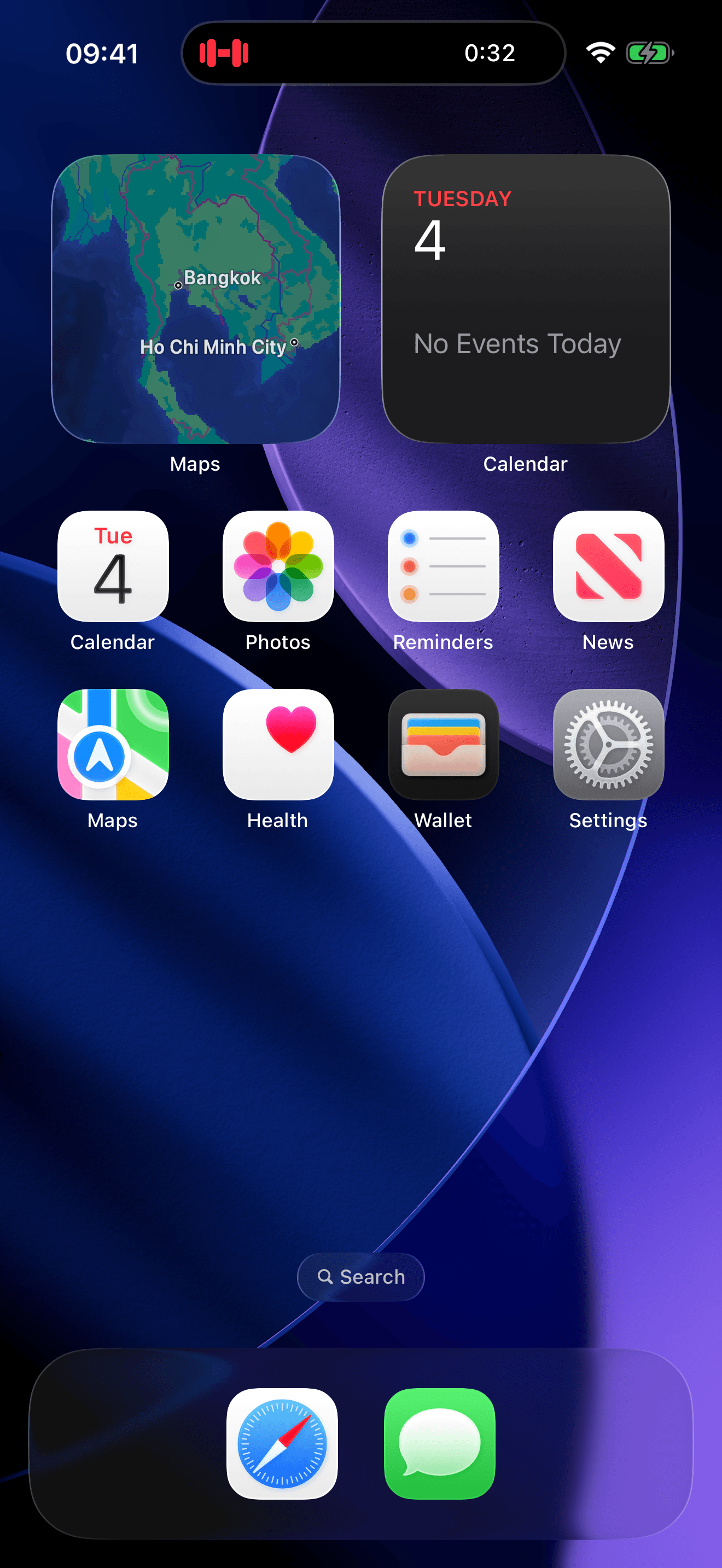 An iPhone Dynamic Island showing a live QRep workout: a crimson dumbbell mark on the left and the elapsed session time, 0 minutes 32 seconds, on the right.